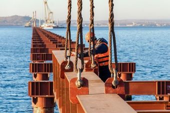 Турецкое судно протаранило строящийся мост в Крым