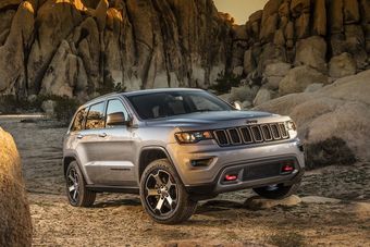Jeep показал две новые версии Grand Cherokee — внедорожную и премиальную